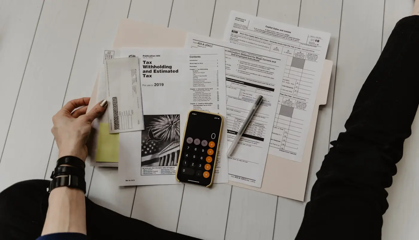 Documents comptables, calculatrice et ordinateur sur un bureau