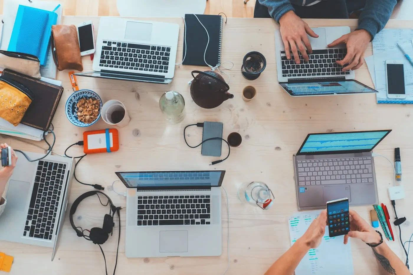 Entrepreneurs préparant le lancement de leur entreprise